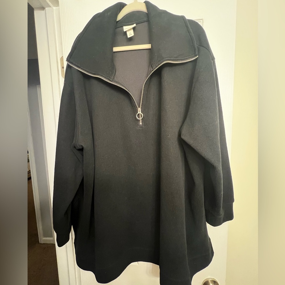 Black ribbed fabric crewneck with zipper
